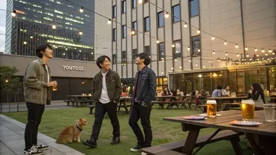 ビルの近くに立つ人
