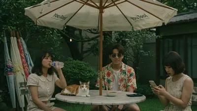 ペットボトルで水を飲む女